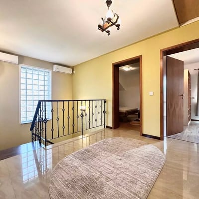 Alquiler a largo plazo de casa de 160 m² con 4 dormitorios en el barrio Stupini, Brașov, Rumanía