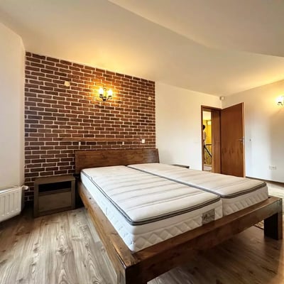 Alquiler a largo plazo de casa de 160 m² con 4 dormitorios en el barrio Stupini, Brașov, Rumanía