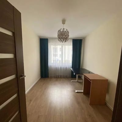 Alquiler a largo plazo de piso de 3 habitaciones 68 m² en el barrio Podgórze, Cracovia, Polonia