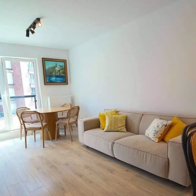 Langzeitmiete: 3-Zimmer-Wohnung, 72 m², im Stadtteil Zabłocie, Krakau, Polen