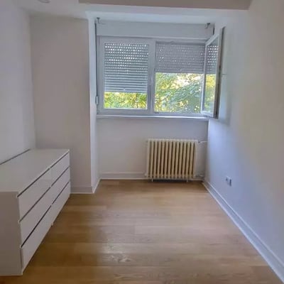 Alquiler a largo plazo de un piso de 3 habitaciones, 52 m², en Banovo Brdo, Belgrado, Serbia