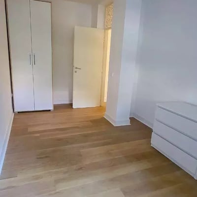 Alquiler a largo plazo de un piso de 3 habitaciones, 52 m², en Banovo Brdo, Belgrado, Serbia