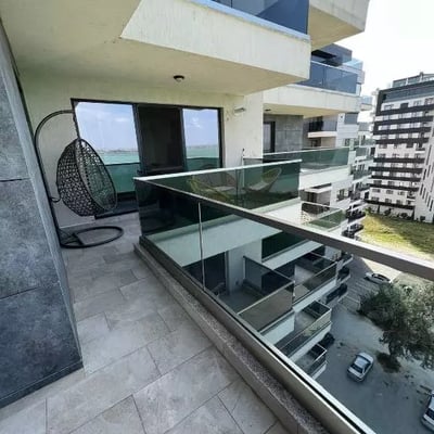 Alquiler a largo plazo de un piso de 3 habitaciones, 70 m², en el distrito de Mamaia, Constanza, Rumanía