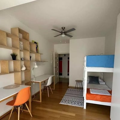 Alquiler a largo plazo de un piso de 4 habitaciones, 93 m², en el distrito de Kazimierz, Cracovia, Polonia