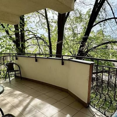 Alquiler a largo plazo de un piso de 4 habitaciones, 93 m², en el distrito de Kazimierz, Cracovia, Polonia