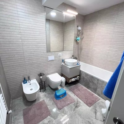 Location longue durée d’un appartement de 3 pièces, 80 m², Tractorul, Brașov, Roumanie