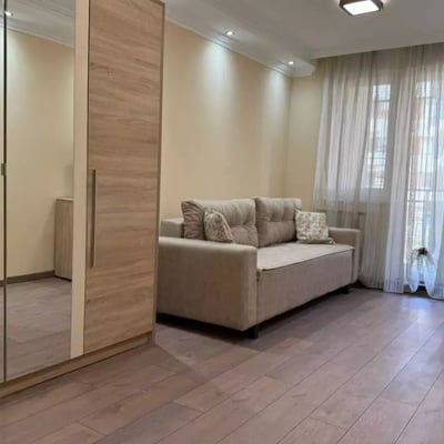 Alquiler a largo plazo de un piso de 3 habitaciones, 84 m², en el distrito de Voždovac, Belgrado, Serbia