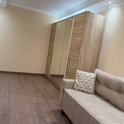 Alquiler a largo plazo de un piso de 3 habitaciones, 84 m², en el distrito de Voždovac, Belgrado, Serbia