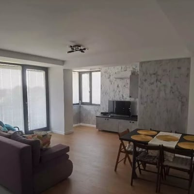 Location longue durée d’un appartement de 2 pièces, 73 m², Constanța, Roumanie