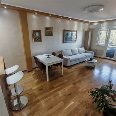 Alquiler a largo plazo de un piso de 2 habitaciones, 60 m², en el distrito de Voždovac, Belgrado, Serbia