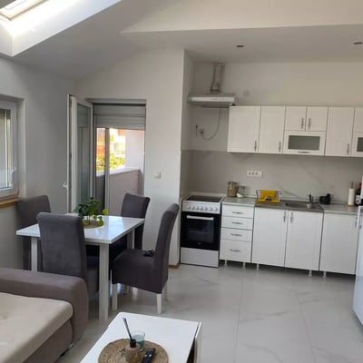 Langzeitmiete einer 4-Zimmer-Wohnung, 88 m², im Stadtteil Zemun, Belgrad, Serbien