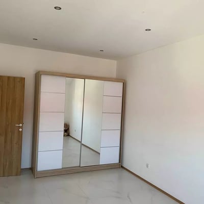 Location longue durée d’un appartement de 4 pièces, 88 m², à Zemun, Belgrade, Serbie