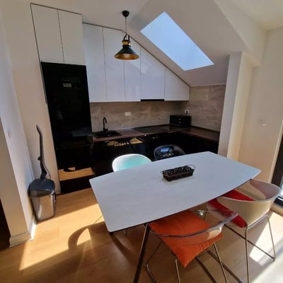 Alquiler a largo plazo de un piso de 3 habitaciones, 67 m², en el centro de la ciudad, Belgrado, Serbia