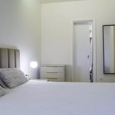 Alquiler a largo plazo de un apartamento de 3 habitaciones, 85 m², en Vračar, Belgrado, Serbia