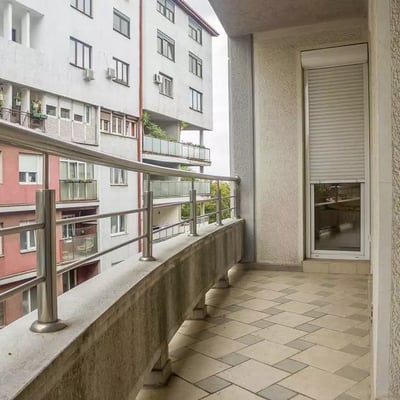 Alquiler a largo plazo de un apartamento de 3 habitaciones, 85 m², en Vračar, Belgrado, Serbia