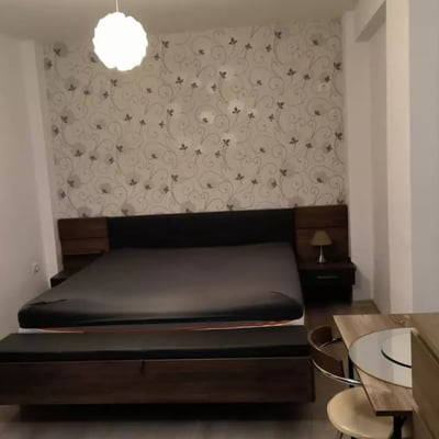 Alquiler a largo plazo de un apartamento de 3 habitaciones, 90 m², en Tomis Plus, Constanza, Rumanía