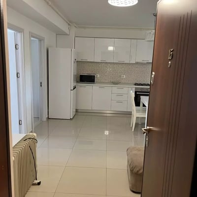 Alquiler a largo plazo de un apartamento de 3 habitaciones, 69 m², en Constanza, Rumanía