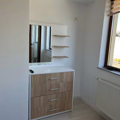 Alquiler a largo plazo de un apartamento de 3 habitaciones, 69 m², en Constanza, Rumanía