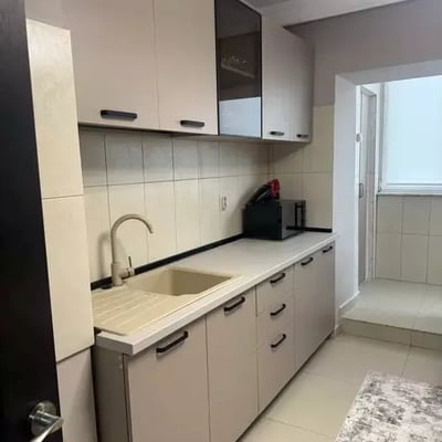 Alquiler a largo plazo de un apartamento de 3 habitaciones, 78 m², Constanza, Rumanía
