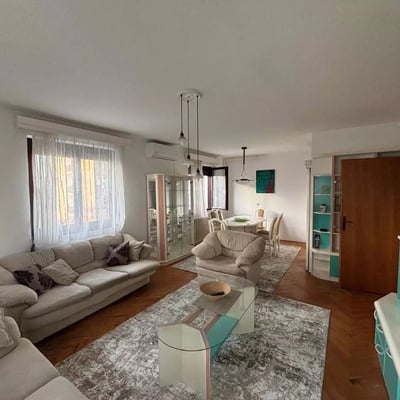 Langzeitmiete einer 3-Zimmer-Wohnung, 79 m², in Belgrad, Serbien