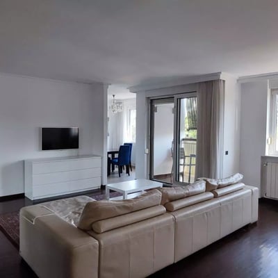 Location longue durée d’un appartement lumineux de 3 pièces, 75 m², quartier Vračar, Belgrade, Serbie