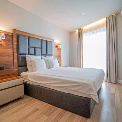 Alquiler a largo plazo de un piso elegante de 3 habitaciones, 80 m², Campus, Constanza, Rumanía