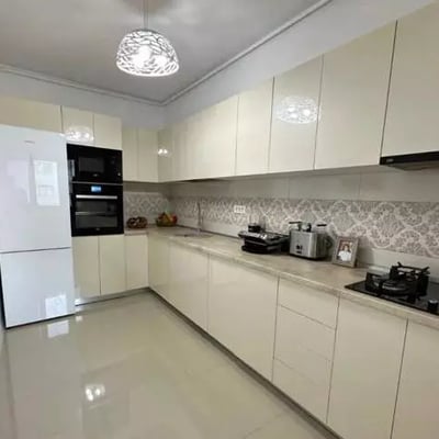 Alquiler a largo plazo de un elegante piso de 2 habitaciones, 60 m², Mamaia, Constanza, Rumanía