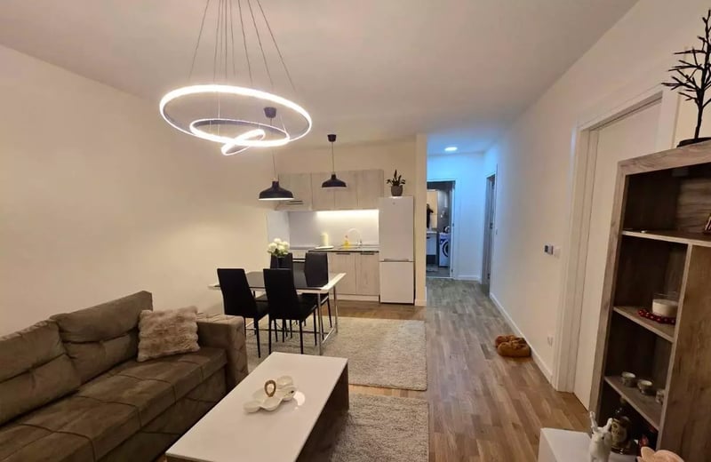 Alquiler a largo plazo de un apartamento nuevo de 3 habitaciones con balcón en Belgrado, Zvezdara