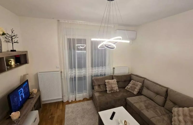 Alquiler a largo plazo de un apartamento nuevo de 3 habitaciones con balcón en Belgrado, Zvezdara