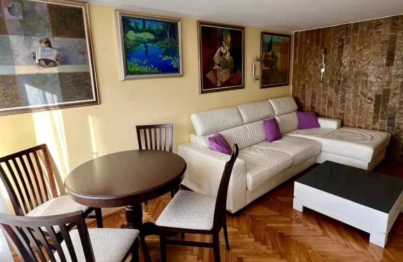 Долгосрочная аренда светлой 3-комнатной квартиры в Белграде с видом на парк Ташмайдан