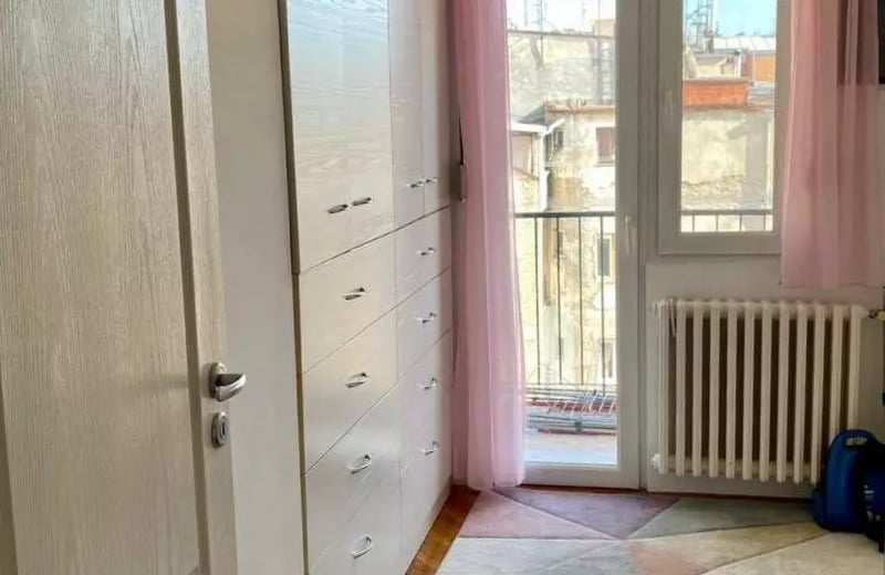 Долгосрочная аренда светлой 3-комнатной квартиры в Белграде с видом на парк Ташмайдан