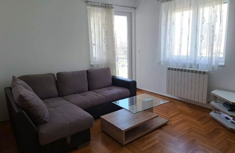 Alquiler a largo plazo de un apartamento de tres habitaciones en el área de Voždovac, Belgrado
