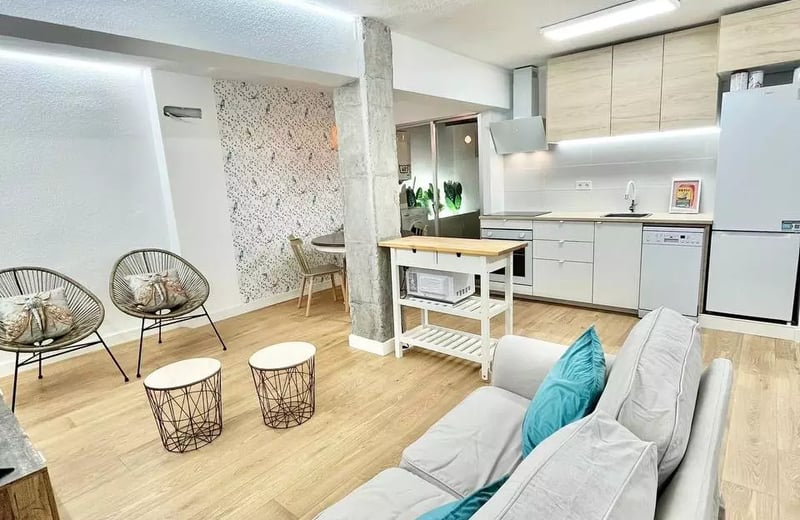 Long-term rental Alicante, San Juan: spacious 3-bedroom apartment with an office, newly renovated