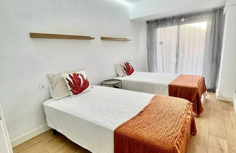Long-term rental Alicante, San Juan: spacious 3-bedroom apartment with an office, newly renovated