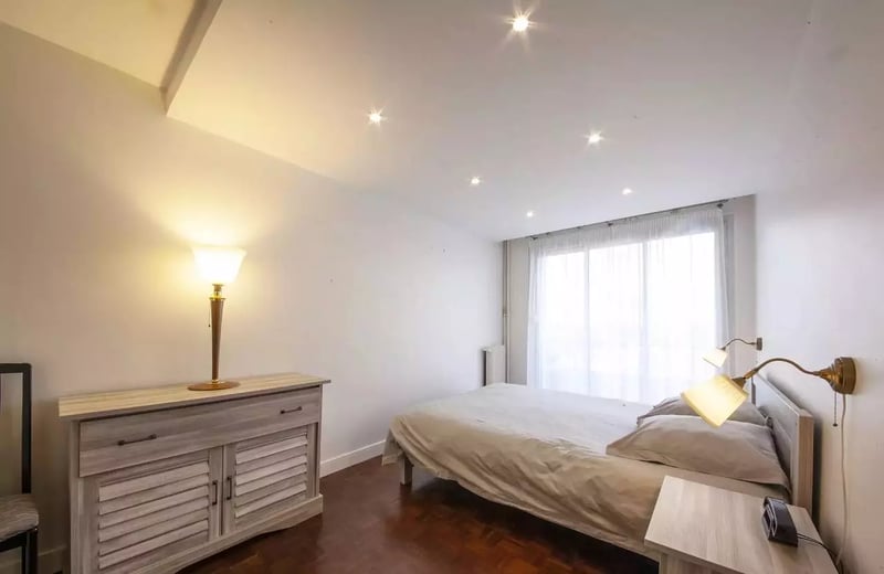 Alquiler a largo plazo – amplio apartamento de 3 habitaciones con balcón y parking en las afueras de París