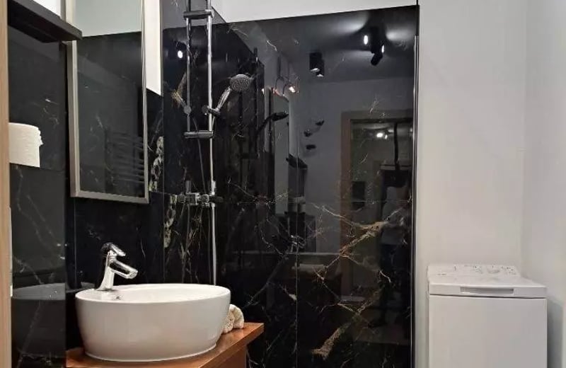 Alquiler a largo plazo piso moderno de 2 habitaciones con balcón en Zabłocie, Cracovia