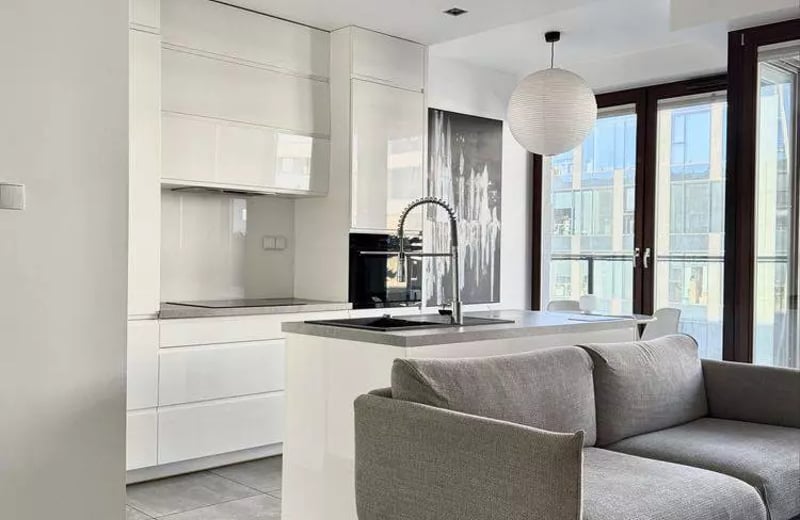 Alquiler a largo plazo de un acogedor piso de 2 habitaciones con balcón y parking en Wola, Varsovia