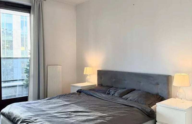 Alquiler a largo plazo de un acogedor piso de 2 habitaciones con balcón y parking en Wola, Varsovia