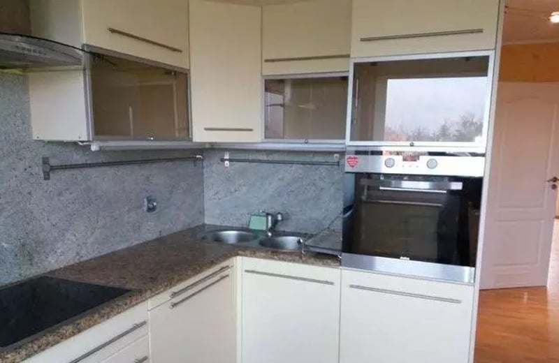 Alquiler a largo plazo piso de 2 habitaciones con dos balcones y aparcamiento en Breslavia