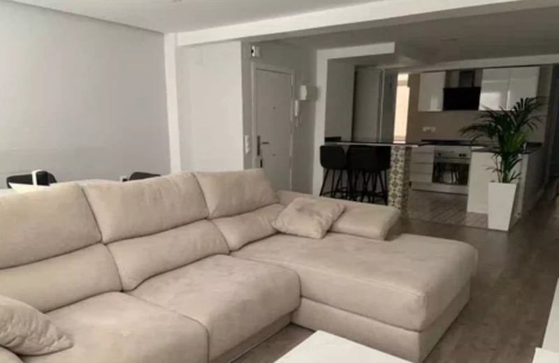 Long-term rental of a spacious apartment 110 m² with AC and parking space in Alicante