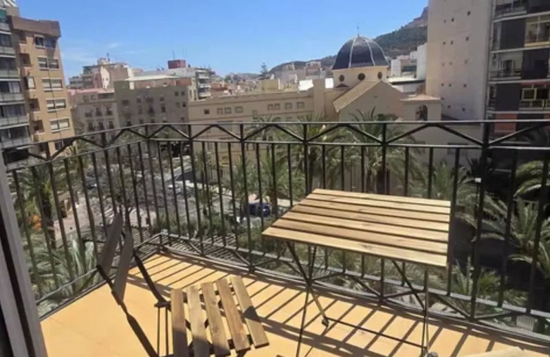 Long-term rental of a renovated 5-bedroom apartment with balcony in Mercado area, Alicante
