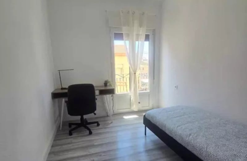 Long-term rental of a renovated 5-bedroom apartment with balcony in Mercado area, Alicante