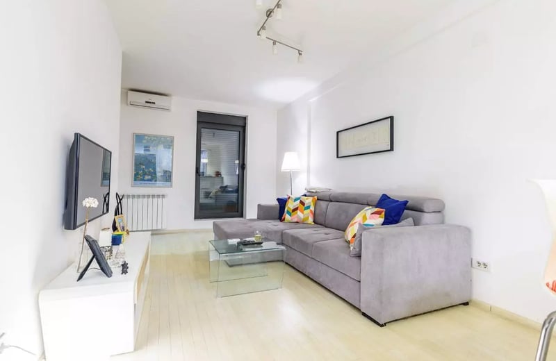 Alquiler a largo plazo en Belgrado departamento de 2 ambientes, 45 m² con balcón y calefacción
