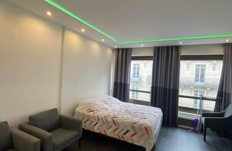 Long-term rental in Paris: studio apartment, 35 m², on Rue Berri with parking and all amenities