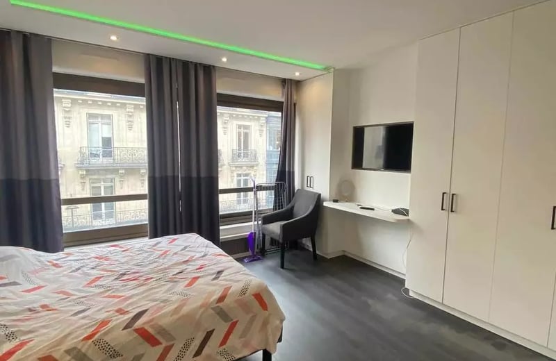 Long-term rental in Paris: studio apartment, 35 m², on Rue Berri with parking and all amenities