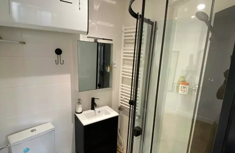 Долгосрочная аренда в Париже — студия 12м² на 5 этаже без лифта, рядом с метро Charles Michel