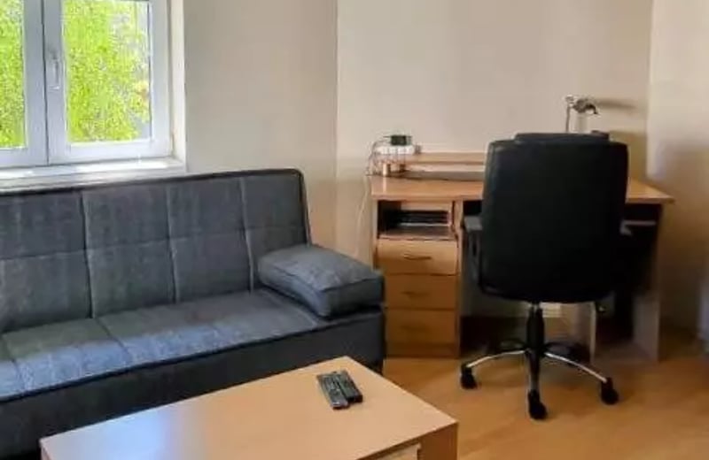 Alquiler a largo plazo en Belgrado — apartamento de 1 ambiente y 35 m² con aire acondicionado y calefacción eléctrica en el barrio de Voždovac