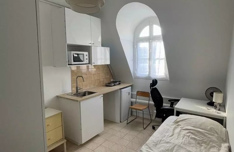 Long-term rental of a 10 m² studio on Rue de Franqueville, 16th arrondissement of Paris, with elevator