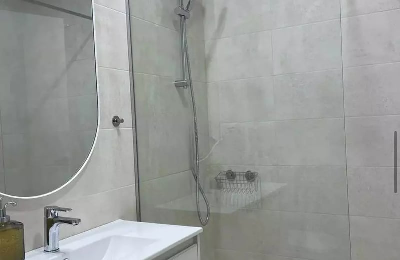 Long-term rental of an 86 m² new apartment in Alicante with terrace, pool, and parking