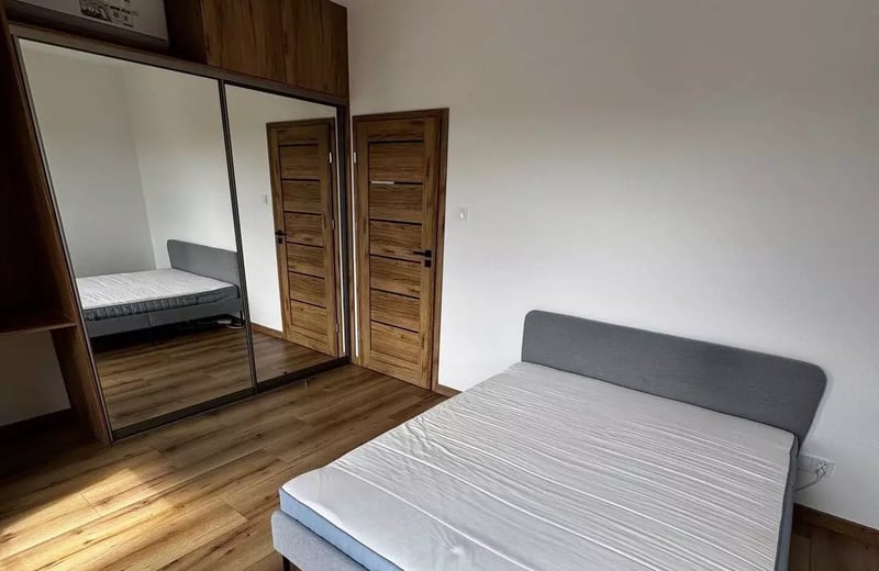 Alquiler a largo plazo de un piso acogedor con balcón y aparcamiento en Varsovia